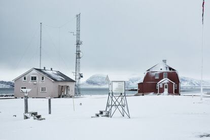 Una estación meteorológica se ve en Ny Alesund, uno de los asentamientos más septentrionales del mundo, una base para que los científicos internacionales, Svalbard 17 de octubre de 2015. Una cadena noruega de islas sólo 1.200 kilometros (750 millas) del Polo Norte está tratando de promover nuevas tecnologías, el turismo y la investigación científica en un cambio de la minería a gran contaminante del carbón que ha sido un pilar de la economía a distancia durante décadas. Noruega suspendió más la minería del carbón en el archipiélago de Svalbard año pasado debido a los altos costos y está buscando empleos alternativos para unos 2.200 habitantes en las islas donde los osos polares deambulan. Parte de la respuesta puede ser la de impulsar la ciencia: en Ny-Alesund, la liquidación no militar permanente más septentrional del mundo, científicos de 11 países, entre ellos Noruega, Alemania, Francia, Gran Bretaña, India y Corea del Sur cuestiones de estudio, como el cambio climático. La presencia de Noruega, miembro de la OTAN, también da a la alianza un punto de apoyo estratégico en el extremo norte, cada vez más importante después de la vecina Rusia anexó la región de Crimea de Ucrania en 2014. REUTERS / Anna FilipovaPICTURE 07 DE 19 - BÚSQUEDA "SVALBARD Filipová" PARA TODOS IMAGESâ € ¨