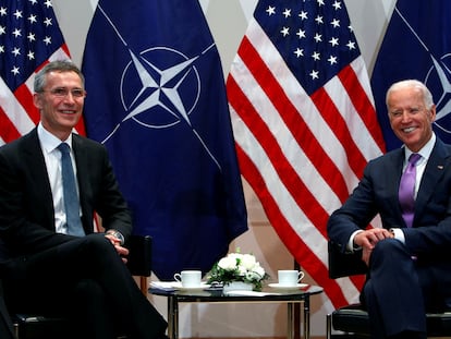 El secretario general de la OTAN, Jens Stoltenberg, y el demócrata Joe Biden, en febrero de 2015 en Múnich.