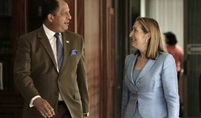 Ana Pastor, con el presidente costarricense, Luis Guillermo Solís.