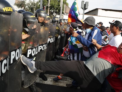 Los manifestantes forcejeaban con miembros de la Policía durante la "toma de Lima" este viernes, en Lima (Perú).