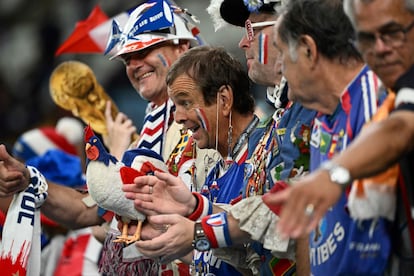 Hinchas franceses animan a su equipo durante el partido frente a Australia. 