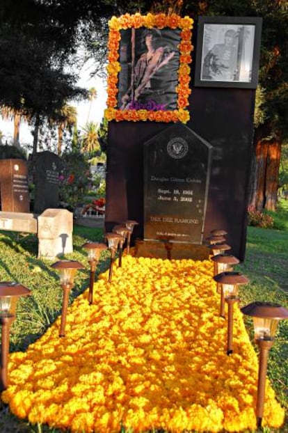 La tumba de Dee Dee Ramone cubierta por un tupido manto de flores más propio de un 'crooner' como Frank Sinatra que de un músico punk. Los restos del fundador y bajista de los Ramones se encuentran en Los Ángeles en el cementerio de Hollywood Forever.