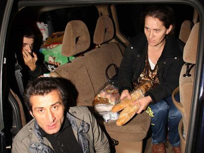 Los tres miembros de la familia georgiana, ayer en el coche en el que viven.