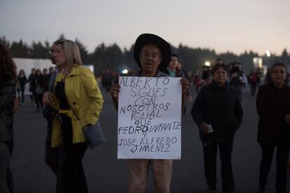 Eulalio González, de 71 años, llegó al evento con un cartel en homenaje a Juan Gabriel. No tení dinero para la entrada, los precios iban desde los 450 pesos a los 15.000. Pero al final del concierto pudo entrar y lograr uno de sus sueños: despedirse para siempre de Juan Gabriel