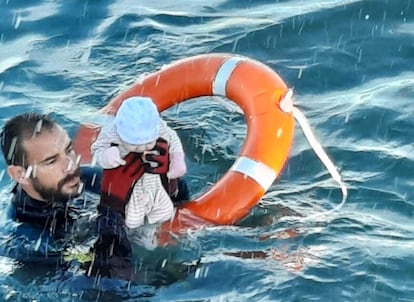 Una agente de la Guardia Civil rescata a un bebé en la frontera de Ceuta con Marruecos. En las últimas 24 horas, miles de jóvenes, pero también familias enteras, se han lanzado al mar ante la pasividad de las autoridades marroquíes. Entre los recién llegados se calcula que hay cerca de 1.500 menores de edad. Un hombre murió en el intento.