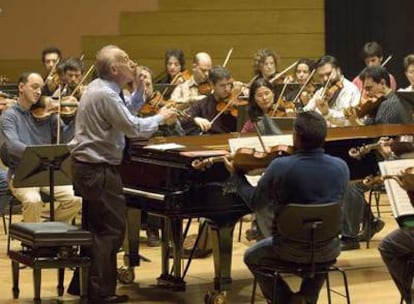 Maurizio Pollini, con la Orquesta Sinfónica de Galicia, en un ensayo el pasado martes.