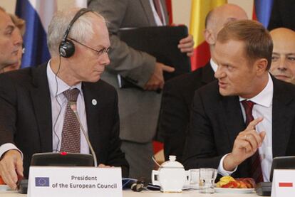 Herman Van Rompuy y Donald Tusk, primer ministro polaco, durante la cumbre que se celebra en Varsovia