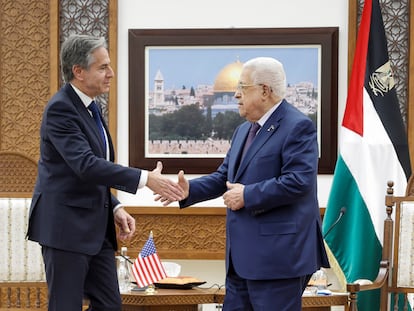 El secretario de Estado de EE UU, Antony Blinken (izquierda), y el presidente de la Autoridad Nacional Palestina, Mahmud Abbas, durante su reunión de este domingo en Ramala.