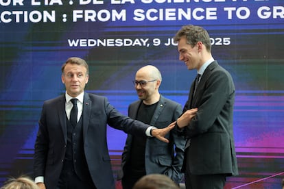Emmanuel Macron y Arthur Mensch, CEO de Mistral.