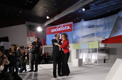 Los dos candidatos se saludan en el escenario del 38 Congreso del PSOE tras sus discursos.