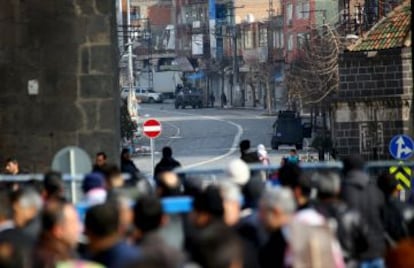Ciudadanos de Diyarbakir, ante una de las barreras de seguridad en el distrito de Sur.