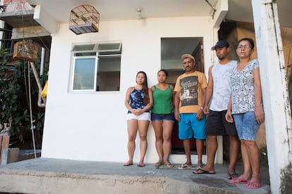 Família de Deivison Faria de Sousa posam para foto no local onde o rapaz foi morto. No chão, marcas de sangue.