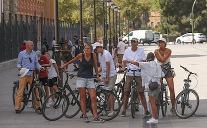 Un grupo de turistas durante una ruta guiada por Sevilla en bicicleta.