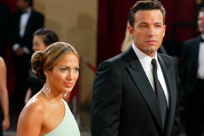 Ben Affleck a Jennifer Lopez

Un trasero tan valioso como el de J. Lo, asegurado por cerca de 5 millones de euros, no puede reposar en cualquier inodoro corriente. Por eso el actor Ben Affleck, su pareja de principios de siglo y con quien perpetró la considerada como una de las peores películas de la historia (Gigli), encargó para “su princesa” un váter valorado en 100.000 euros y adornado con rubíes, zafiros, perlas y diamantes incrustados.