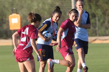 Montse Tomé, durante un entrenamiento de la selección femenina este miércoles en Oliva. 