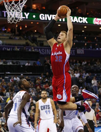 Blake Griffin, de los Clippers, realiza un mate ante Charlotte Bobcats