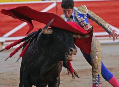 El diestro Sergio Aguilar, en un pase de pecho ayer en Pamplona.