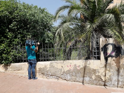 En la imagen, el jardín con la casa donde se produjeron las agresiones sexuales en mayo de 2022.