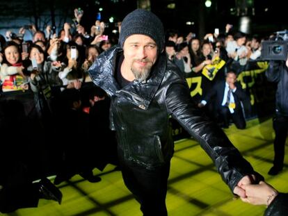Brad Pitt está de visita en Japón para presentar la película <i>Malditos bastardos</i>. El actor se ha dejado ver en Tokio con su nuevo <i>look</i>: gorro, perilla con trenzas y ropa de riguroso color negro.