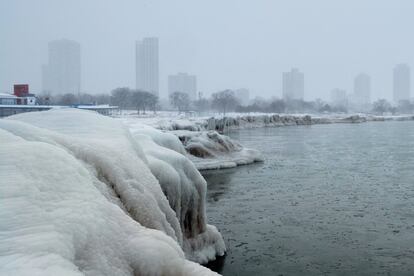 La ciudad de Chicago vista desde el lago Michigan, con sus orillas cubiertas de hielo, durante la ola polar que atraviesa el este de los Estados Unidos.