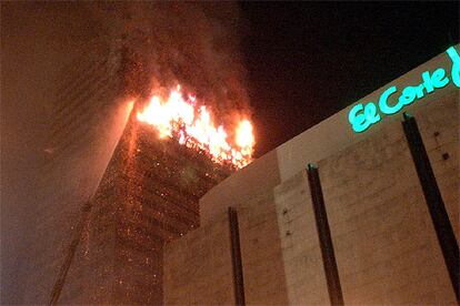 Un incendio se declaró sobre las 23.30 horas deL sábado 12 de febrero en el edificio de oficinas Torre Windsor de la zona de Azca de Madrid, junto al Paseo de la Castellana de la capital.    El siniestro se declaró en la planta número 25 de este inmueble, si bien inmediatamente se extendió 
por otros tres o cuatro pisos.