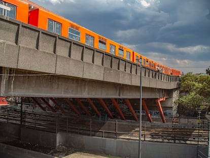 Un tren de la Línea 9 viaja cerca de la estación Pantitlán, en septiembre de 2023.