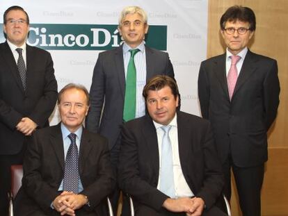 De izquierda a derecha, de pie: Ángel Fernández, presidente de MSD; Rogelio Ambrosi, director general de Merck; Gustavo Pesquin, presidente de Sanofi, y Humberto Arnés, director general de Farmaindustria. Sentados: Martín Sellés, presidente de Janssen, y Andreas Abt, presidente de Roche, en la redacción de CincoDías.