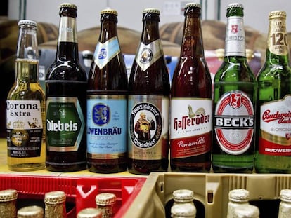 Botellas de cerveza de la compa&ntilde;&iacute;a belga AB InBev y de la inglesa SABMiller.