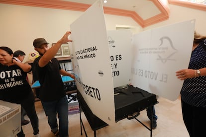 Funcionarios electorales comienza a montar las urnas y los módulos para votar en una casilla al sur de Ciudad de México. 