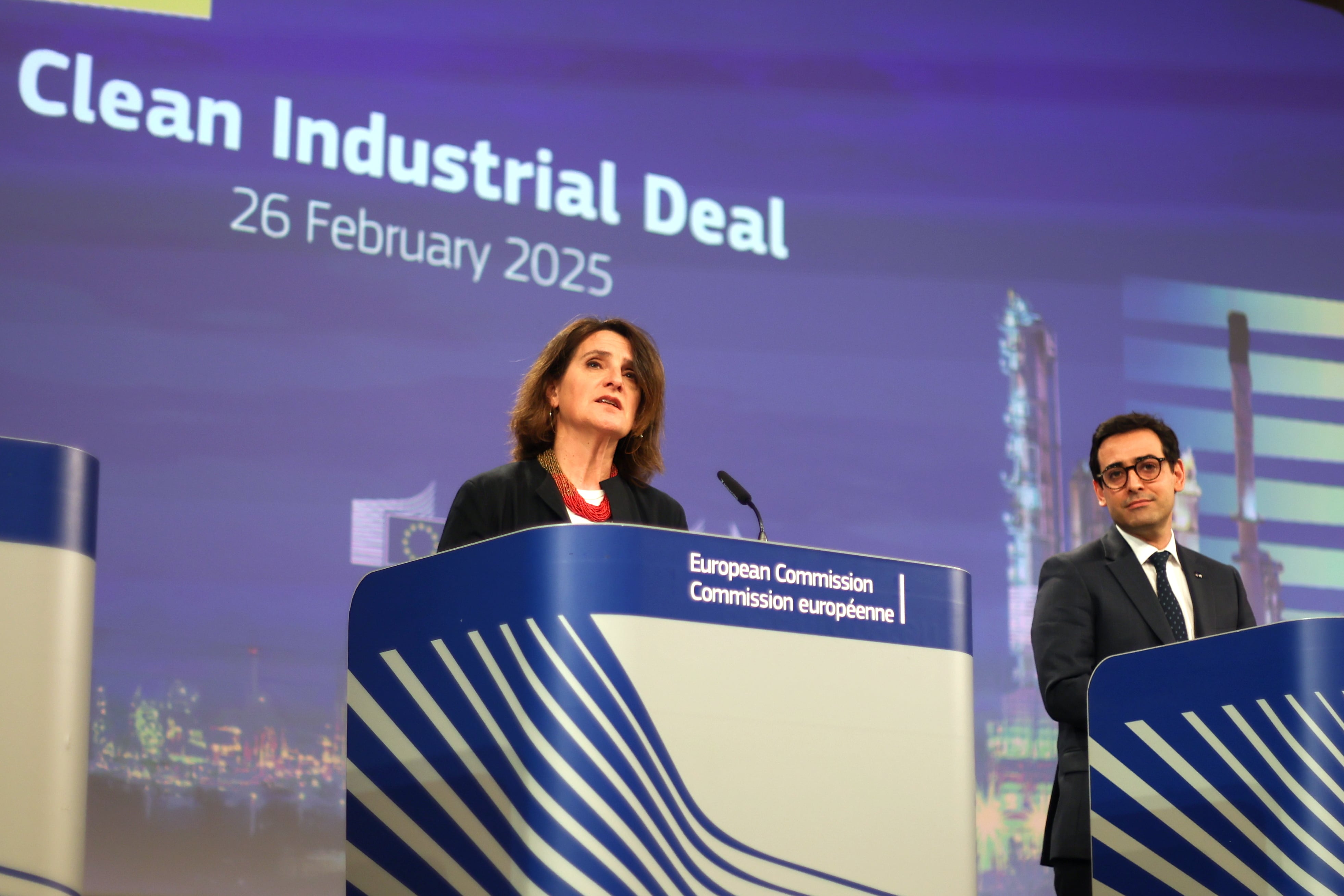 La vicepresidenta de la Comisión Europea Teresa Ribera, durante la presentación del Pacto por una industria limpia, junto al vicepresidente Stéphane Séjourné.