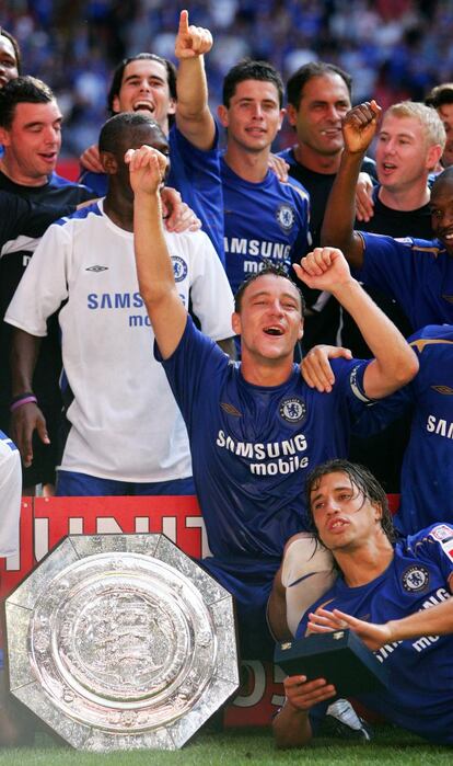 Los jugadores del Chelsea celebran el triunfo de la Charity Shield, el primer título oficial que consiguió Mourinho con el conjunto británico, en agosto de 2005.