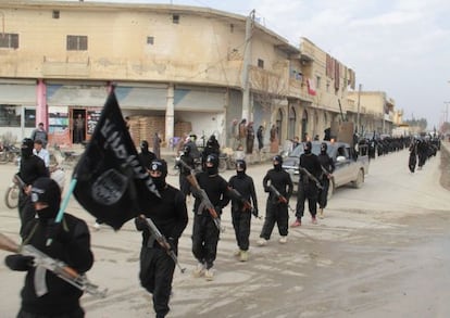 Milicianos del Estado Islámico de Irak y Siria desfilan en Tel Abyad, cerca de la frontera con Turquía, el jueves.