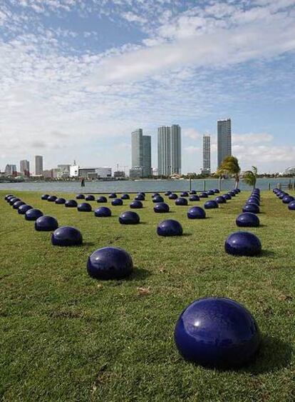 Instalación del chino Ai Weiwei, con la ciudad de Miami recortada al fondo.