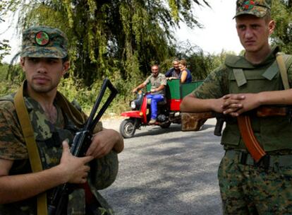 Soldados georgianos vigilan un puesto de control a las afueras de la ciudad de Gori, hoy domingo 31 de agosto