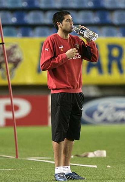 Riquelme se refresca en un entrenamiento.