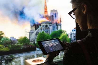 Una visitante de la exposición 'Notre Dame', en CentroCentro