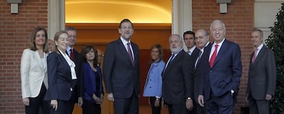 Foto de familia del presidente del Gobierno, Mariano Rajoy, y sus ministros, en el palacio de La Moncloa, en diciembre de 2011.
