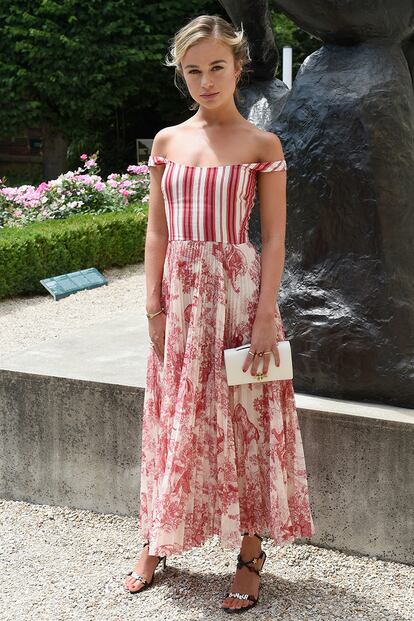 Lady Amelia Windsor, perfecta con un vestido en blanco y rojo con los hombros al descubierto.