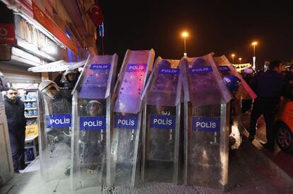 La policía antidisturbios turcos usan escudos para protegerse del lanzamiento de piedras de los manifestantes en el centro de Estambul.