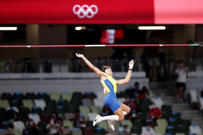 Duplantis compitiendo en la final del salto con pértiga en la que ganó el oro este martes en Tokio. 