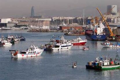 Varios barcos pesqueros bloquean la bocana del puerto de Barcelona.