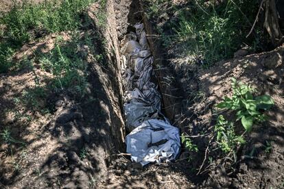 Fosa común de civiles muertos en los bombardeos sobre Lisichansk, en la región de Donbás (este de Ucrania), el pasado 9 de junio.