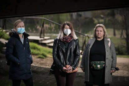 Por la izquierda, Olga, Elena y Vera, tres ciudadanas rusas residentes en Cataluña, este lunes en la Universidad Autónoma de Barcelona.