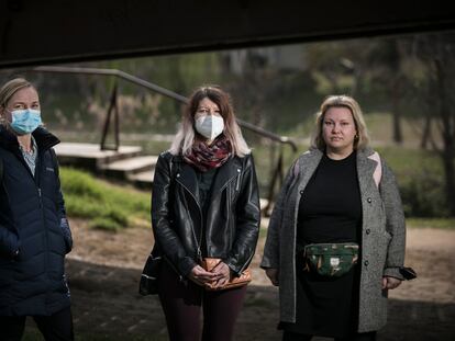 Por la izquierda, Olga, Elena y Vera, tres ciudadanas rusas residentes en Cataluña, este lunes en la Universidad Autónoma de Barcelona.