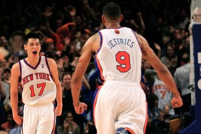 Jeremy Lin celebra una canasta