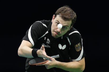 Timo Boll de Alemania se prepara para sacar en la semifinal partido de tenis mesa contra el jugador de Japón, Jun Mizutani.