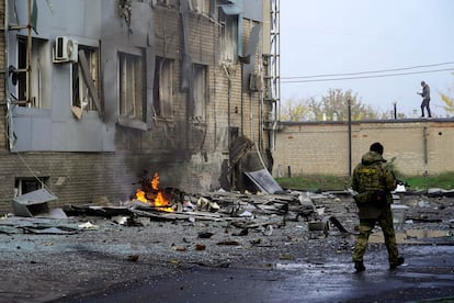 Un soldado ruso vigilaba la zona de una explosión contra una televisión local, a finales de octubre en Melitópol.