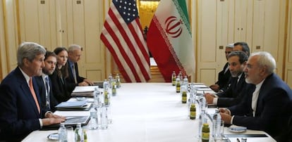 Kerry mira a Zarif, tots dos en primer terme, ahir a Viena.