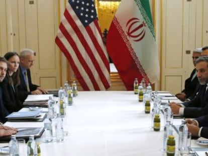 John Kerry e o chanceler iraniano Mohammad Javad Zarif em reunião em Viena.