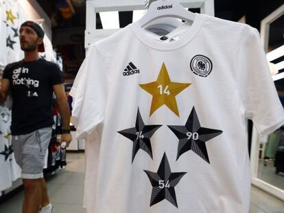 Camiseta de Adidas que conmemora los cuatro Mundiales conquistados por Alemania